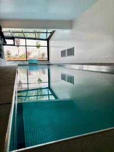 uma grande piscina num edifício em Nomad Hotel Dijon em Dijon