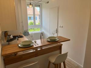 a kitchen with a counter with two green plates on it at *La Belle Saison* lumineux, espace de travail, Wifi, Belfort ville in Belfort +10 photos