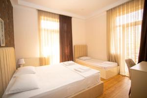 sypialnia z 2 łóżkami i oknem w obiekcie IRISE w mieście Batumi