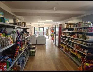 Supermarket nebo jiné obchody v  kempu nebo okolí