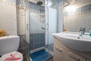 une salle de bain avec toilettes, lavabo et douche dans l'établissement Poseidon Seafront Apartment by RentalsPro - Siviri Halkidiki, à Siviri