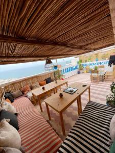 Sable beach surf camp taghazout في تغازوت: غرفة معيشة مع أريكة وطاولة