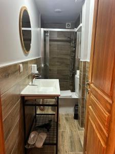 uma casa de banho com um lavatório, um chuveiro e um espelho. em NarPera Taksim Boutique Hotel em Istambul