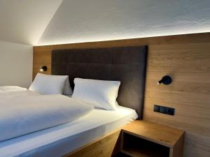 Łóżko lub łóżka w pokoju w obiekcie Gasthof Hotel Andlwirt