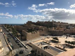 vistas a una ciudad con edificios y una calle en Hotel Anfora en Melilla