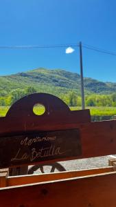 drewniana ławka ze słowami argentina la bella w obiekcie Agriturismo La Betulla w mieście Brezzo