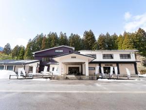 un edificio con un estacionamiento delante de él en Lupo Forest "GRAN FOREST Echizen Miyama" - Vacation STAY 06371v, en Fukui