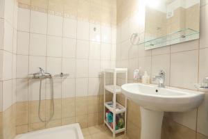 Un baño con lavabo, inodoro y ducha. en Breezy Dream, Corfu, en Corfú 35 fotos más