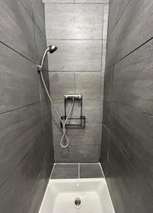 eine Dusche im Bad mit Waschbecken in der Unterkunft Aurore - Château de Versailles - Central in Versailles