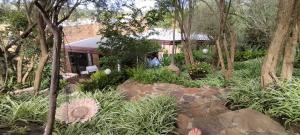 dom na środku ogrodu w obiekcie Mountain Gem w mieście Bloemfontein