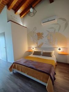 Agriturismo Casale Lisalola في سوتري: غرفة نوم بسرير جداري عليه ورد