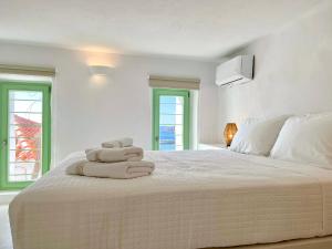 Postel nebo postele na pokoji v ubytování Demilia Luxury Suites
