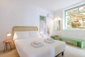 Postel nebo postele na pokoji v ubytování Demilia Luxury Suites