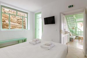 Postel nebo postele na pokoji v ubytování Demilia Luxury Suites