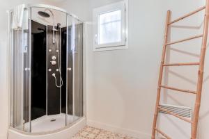 Ένα μπάνιο στο Le Soleil du Lac - Parking Privatif - Terrasse - Netflix - Clim +14 φωτογραφίες