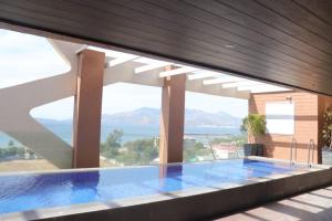 The Aurora Subic Hotel Managed By HII内部或周边的泳池