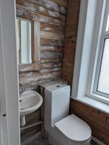 La salle de bains est pourvue de toilettes et d'un lavabo. dans l'établissement Bunkhouse Bournemouth, à Bournemouth