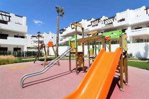 サン・ファン・デ・ロス・テレロスにあるCasa Flamenco ático de lujoの建物前の遊び場