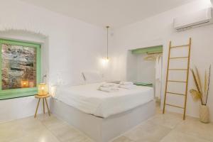 Postel nebo postele na pokoji v ubytování Demilia Luxury Suites