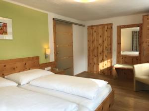 Łóżko lub łóżka w pokoju w obiekcie Gasthof Hotel Andlwirt