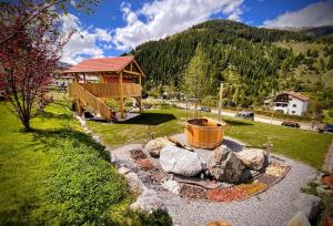un cortile con buca per il fuoco e una cabina di B&B Villa Stelvio a Santa Maria Val Müstair
