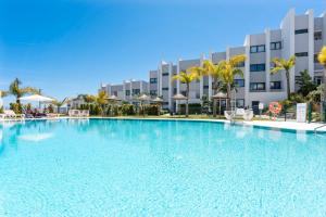 ein großes Schwimmbad vor einem Gebäude in der Unterkunft Luxury Seaview Resort Apartment in Manilva