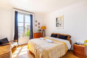 - une chambre blanche avec un lit et une fenêtre dans l'établissement GuestReady - Bright stay in Montmartre, à Paris
