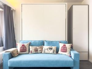 ジヴィウにあるApartment Rosablanche C12 by Interhomeのリビングルーム(青いソファ、枕付)
