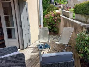 2 sillas y una mesa en el patio en Apartment Conseil-1 by Interhome, en Saint-Gervais-les-Bains