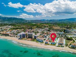 uma vista aérea de um resort numa praia com um coração vermelho em Apartment Talima-1 by Interhome em Denia