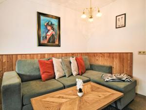 een woonkamer met een bank en een salontafel bij Apartment Hanser - MHO759 by Interhome in Schwentlberg