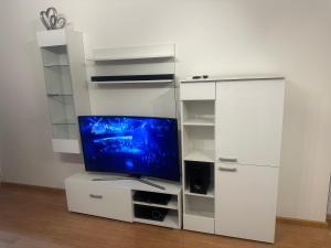 TV a/nebo společenská místnost v ubytování Central Heights - City View Apartment