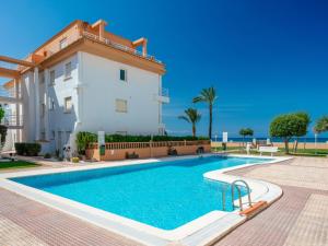 een villa met zwembad voor een gebouw bij Apartment Talima-1 by Interhome in Denia