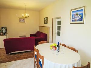 ein Wohnzimmer mit einem Tisch und einem Sofa in der Unterkunft Holiday Home Marijana - ZAD500 by Interhome in Sukošan