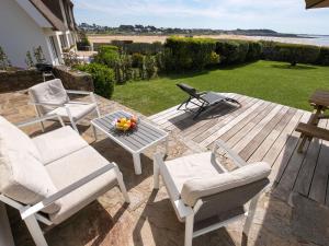 eine Terrasse mit 2 Stühlen und einem Tisch in der Unterkunft Holiday Home La Vigie - LPU104 by Interhome in Clohars-Carnoët