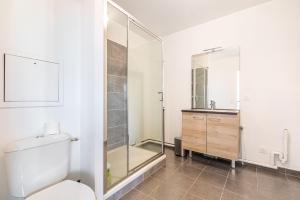 Koupelna v ubytování GuestReady- Chatillon's Hidden Gems
