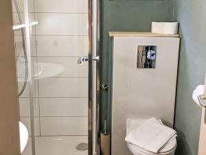 y baño pequeño con ducha y aseo. en Apartment Chalet Auf dem Vogelstein-2 by Interhome, en Grindelwald