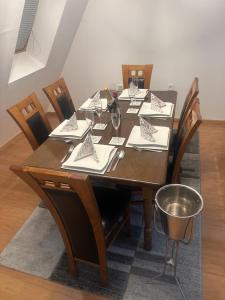 Restaurace v ubytování Central Heights - City View Apartment