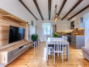 eine Küche und ein Esszimmer mit einem Tisch und einem TV in der Unterkunft Holiday Home Graziela - PRC604 by Interhome in Sveti Lovreč Pazenatički