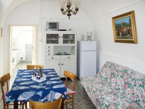 una sala de estar con una mesa y un sofá en Apartment Casa Petrella - DOL137 by Interhome, en Dolcedo 31 fotos más