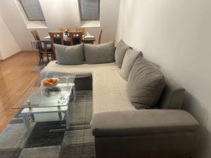 Posezení v ubytování Central Heights - City View Apartment