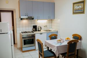 Kuchyň nebo kuchyňský kout v ubytování Apartments Coric