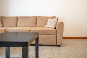 シャルネカにあるGuestReady - Caparica Beach Lover's Dreamのソファとコーヒーテーブルのあるリビングルーム +24枚の写真