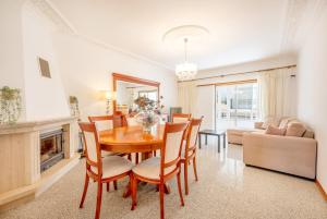 シャルネカにあるGuestReady - Caparica Beach Lover's Dreamのテーブルと椅子のあるダイニングルーム