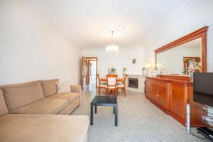 シャルネカにあるGuestReady - Caparica Beach Lover's Dreamのソファとテーブルのあるリビングルーム