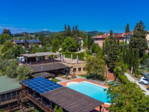 Bazén v ubytovaní Apartment Belvedere - CET122 by Interhome alebo v jeho blízkosti