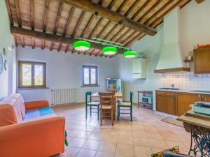 cocina y sala de estar con sofá y mesa en Apartment Casa Renai a San Gimignano-7 by Interhome en Strada
