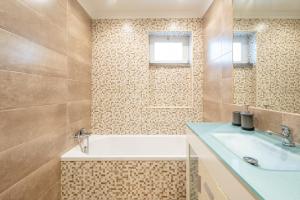 a bathroom with a bath tub and a sink at GuestReady - Spacious Apt near Cascais City Centre in Alvide