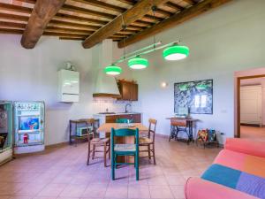 cocina y sala de estar con mesa y sillas en Apartment Casa Renai a San Gimignano-7 by Interhome en Strada
