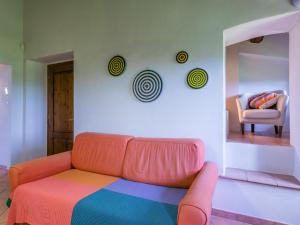 sala de estar con sofá colorido y silla en Apartment Casa Renai a San Gimignano-7 by Interhome en Strada